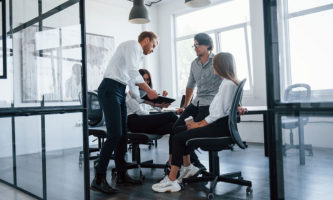 Kiedy warto przejść z jednoosobowej działalności gospodarczej na spółkę z o.o.? Ryzyka i korzyści